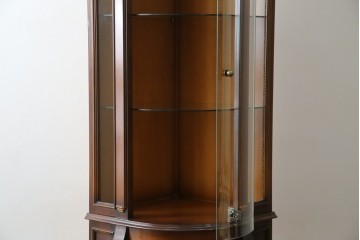 中古　美品　曲げガラス　気品あふれる繊細な象嵌入りの縦型コーナーキャビネット　定価約40万円　(R-082135)