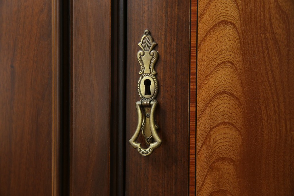 中古　美品　曲げガラス　気品あふれる繊細な象嵌入りの縦型コーナーキャビネット　定価約40万円　(R-082135)