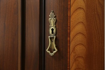 中古　美品　曲げガラス　気品あふれる繊細な象嵌入りの縦型コーナーキャビネット　定価約40万円　(R-082135)