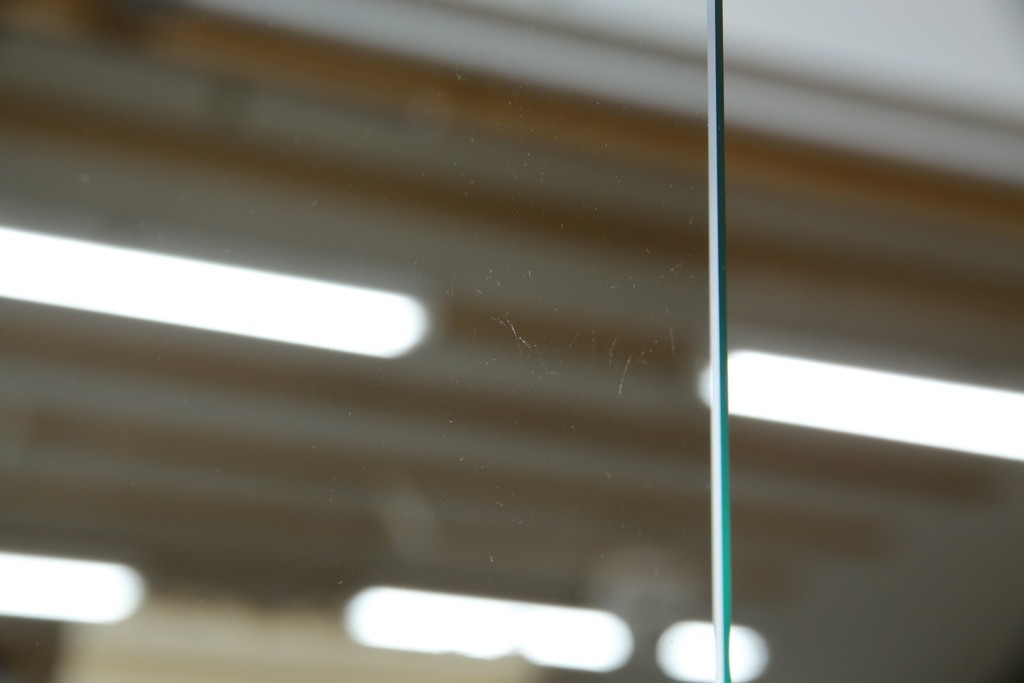 中古　美品　曲げガラス　気品あふれる繊細な象嵌入りの縦型コーナーキャビネット　定価約40万円　(R-082135)