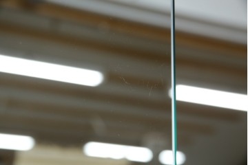 中古　美品　曲げガラス　気品あふれる繊細な象嵌入りの縦型コーナーキャビネット　定価約40万円　(R-082135)