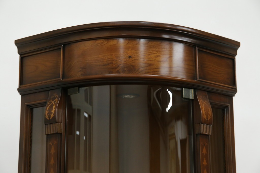 中古　美品　曲げガラス　気品あふれる繊細な象嵌入りの縦型コーナーキャビネット　定価約40万円　(R-082135)