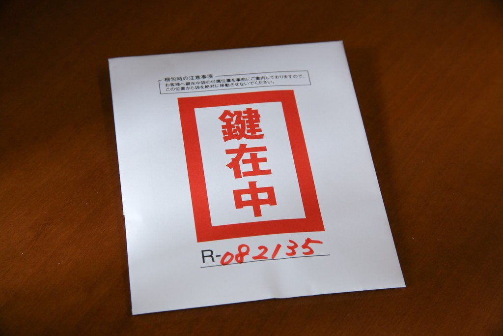 中古　美品　曲げガラス　気品あふれる繊細な象嵌入りの縦型コーナーキャビネット　定価約40万円　(R-082135)