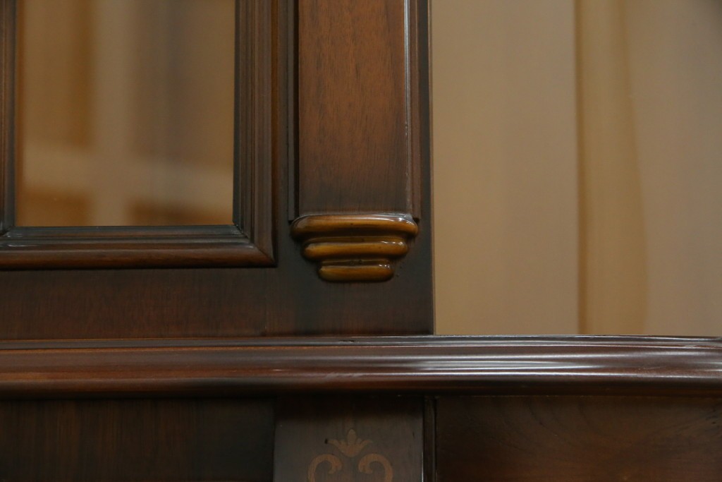 中古　美品　曲げガラス　気品あふれる繊細な象嵌入りの縦型コーナーキャビネット　定価約40万円　(R-082135)