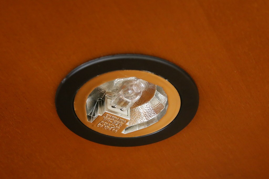 中古　美品　曲げガラス　気品あふれる繊細な象嵌入りの縦型コーナーキャビネット　定価約40万円　(R-082135)