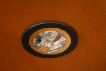 中古　美品　曲げガラス　気品あふれる繊細な象嵌入りの縦型コーナーキャビネット　定価約40万円　(R-082135)