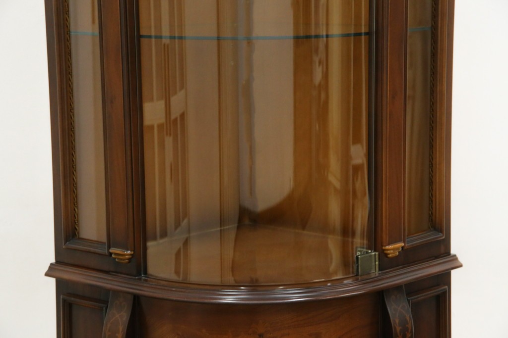 中古　美品　曲げガラス　気品あふれる繊細な象嵌入りの縦型コーナーキャビネット　定価約40万円　(R-082135)