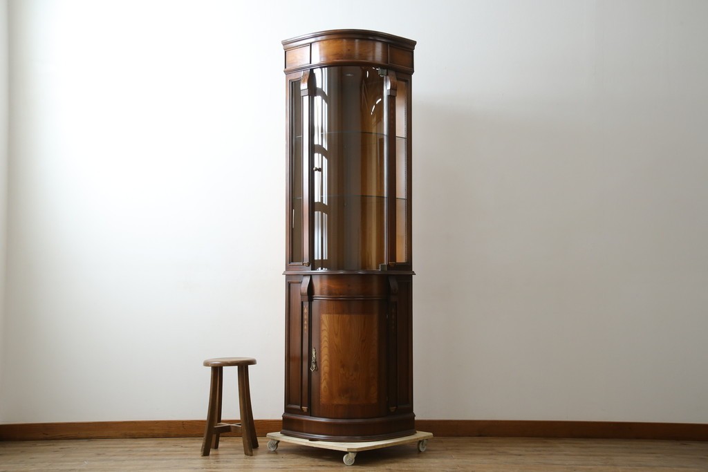 中古　美品　曲げガラス　気品あふれる繊細な象嵌入りの縦型コーナーキャビネット　定価約40万円　(R-082135)