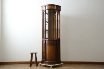 中古　美品　曲げガラス　気品あふれる繊細な象嵌入りの縦型コーナーキャビネット　定価約40万円　(R-082135)