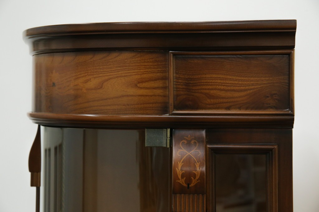 中古　美品　曲げガラス　気品あふれる繊細な象嵌入りの縦型コーナーキャビネット　定価約40万円　(R-082135)