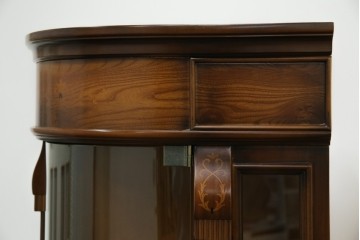 中古　美品　曲げガラス　気品あふれる繊細な象嵌入りの縦型コーナーキャビネット　定価約40万円　(R-082135)