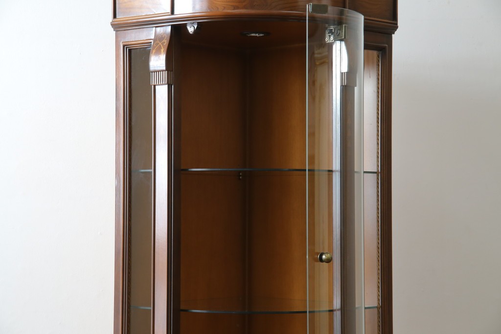 中古　美品　曲げガラス　気品あふれる繊細な象嵌入りの縦型コーナーキャビネット　定価約40万円　(R-082135)