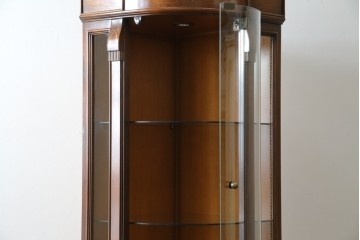 中古　美品　曲げガラス　気品あふれる繊細な象嵌入りの縦型コーナーキャビネット　定価約40万円　(R-082135)