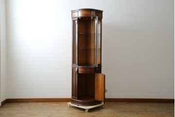 中古　美品　曲げガラス　気品あふれる繊細な象嵌入りの縦型コーナーキャビネット　定価約40万円　(R-082135)