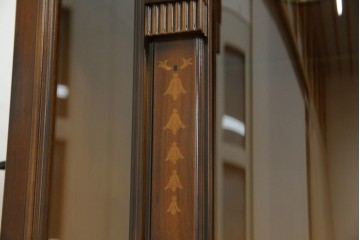 中古　美品　曲げガラス　気品あふれる繊細な象嵌入りの縦型コーナーキャビネット　定価約40万円　(R-082135)