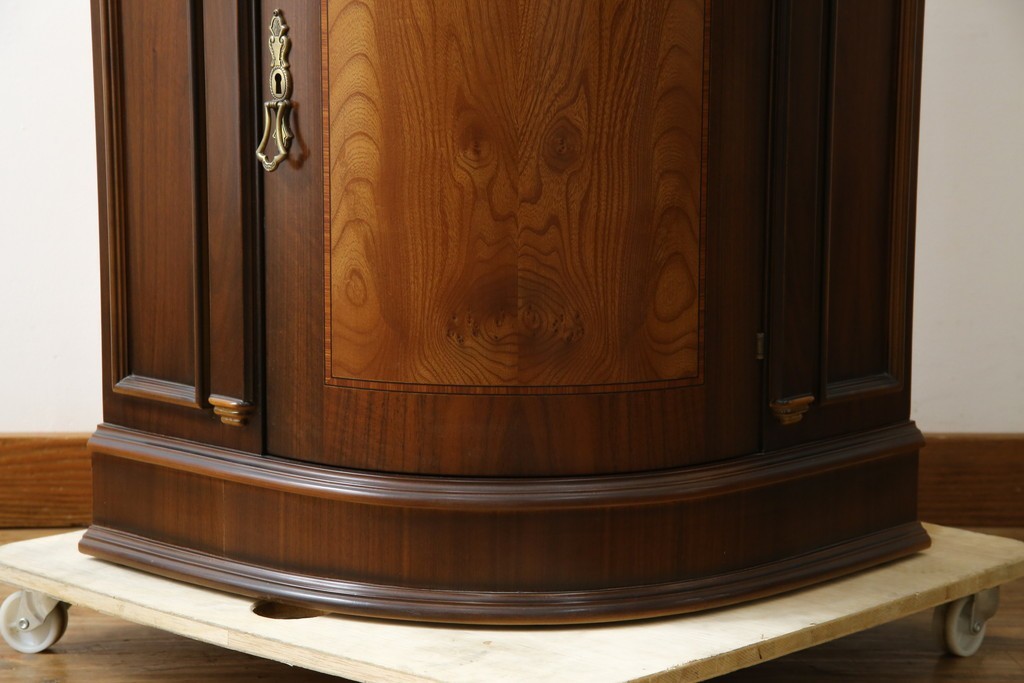 中古　美品　曲げガラス　気品あふれる繊細な象嵌入りの縦型コーナーキャビネット　定価約40万円　(R-082135)