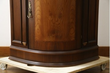 中古　美品　曲げガラス　気品あふれる繊細な象嵌入りの縦型コーナーキャビネット　定価約40万円　(R-082135)