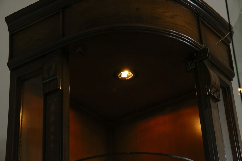 中古　美品　曲げガラス　気品あふれる繊細な象嵌入りの縦型コーナーキャビネット　定価約40万円　(R-082135)