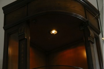 中古　美品　曲げガラス　気品あふれる繊細な象嵌入りの縦型コーナーキャビネット　定価約40万円　(R-082135)