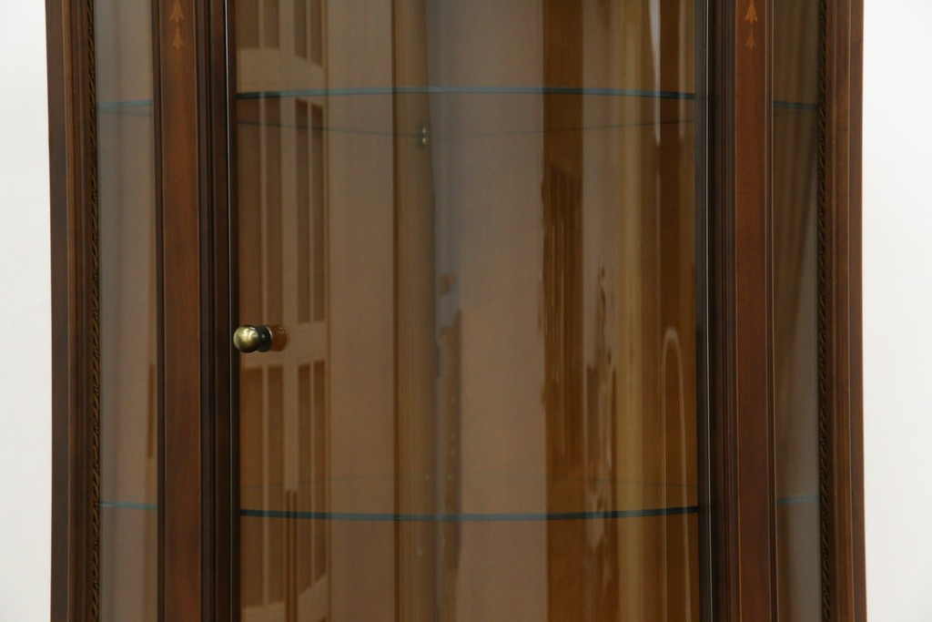 中古　美品　曲げガラス　気品あふれる繊細な象嵌入りの縦型コーナーキャビネット　定価約40万円　(R-082135)