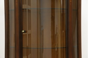 中古　美品　曲げガラス　気品あふれる繊細な象嵌入りの縦型コーナーキャビネット　定価約40万円　(R-082135)