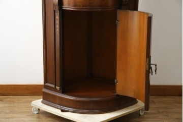 中古　美品　曲げガラス　気品あふれる繊細な象嵌入りの縦型コーナーキャビネット　定価約40万円　(R-082135)