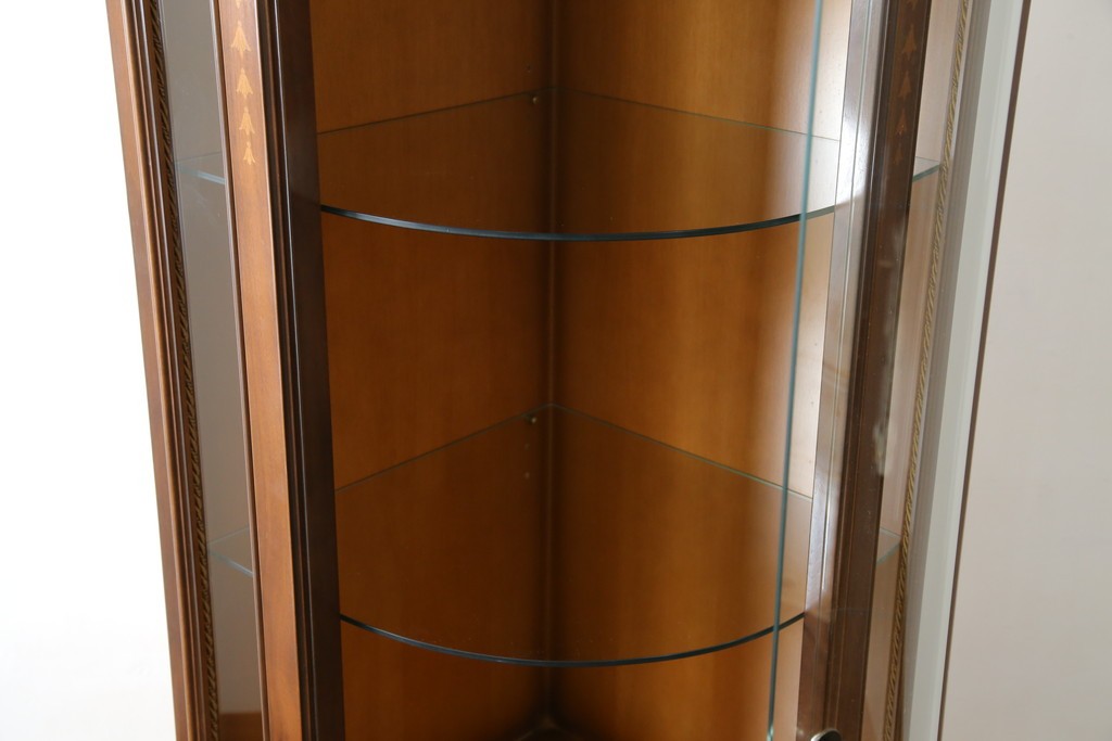 中古　美品　曲げガラス　気品あふれる繊細な象嵌入りの縦型コーナーキャビネット　定価約40万円　(R-082135)