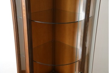 中古　美品　曲げガラス　気品あふれる繊細な象嵌入りの縦型コーナーキャビネット　定価約40万円　(R-082135)