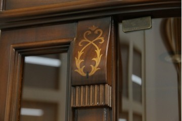 中古　美品　曲げガラス　気品あふれる繊細な象嵌入りの縦型コーナーキャビネット　定価約40万円　(R-082135)