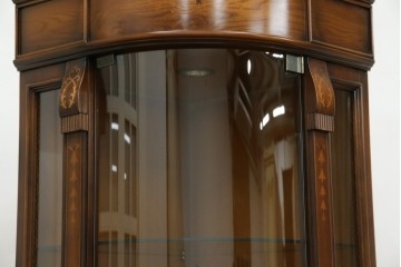 中古　美品　曲げガラス　気品あふれる繊細な象嵌入りの縦型コーナーキャビネット　定価約40万円　(R-082135)