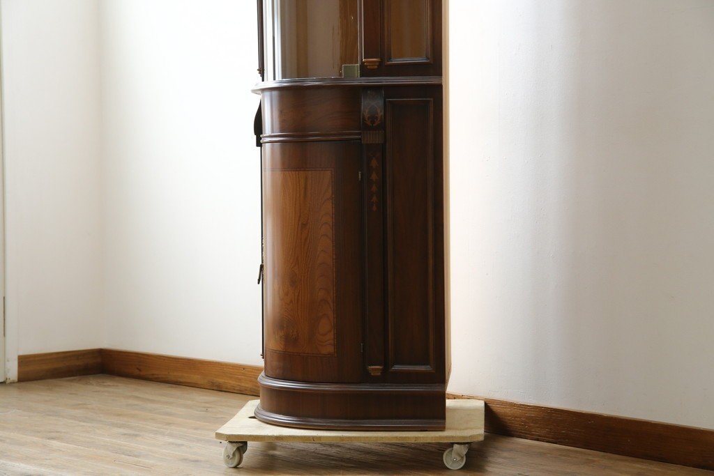 中古　美品　曲げガラス　気品あふれる繊細な象嵌入りの縦型コーナーキャビネット　定価約40万円　(R-082135)