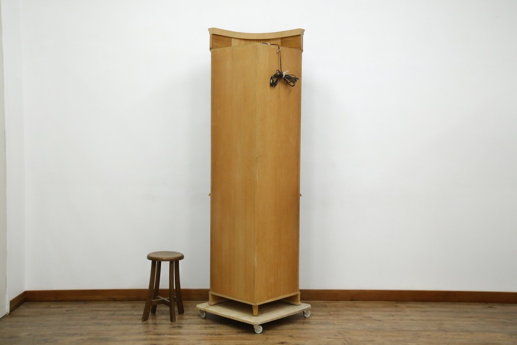 中古　美品　曲げガラス　気品あふれる繊細な象嵌入りの縦型コーナーキャビネット　定価約40万円　(R-082135)