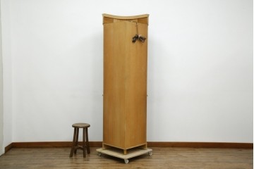 中古　美品　曲げガラス　気品あふれる繊細な象嵌入りの縦型コーナーキャビネット　定価約40万円　(R-082135)