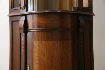 中古　美品　曲げガラス　気品あふれる繊細な象嵌入りの縦型コーナーキャビネット　定価約40万円　(R-082135)