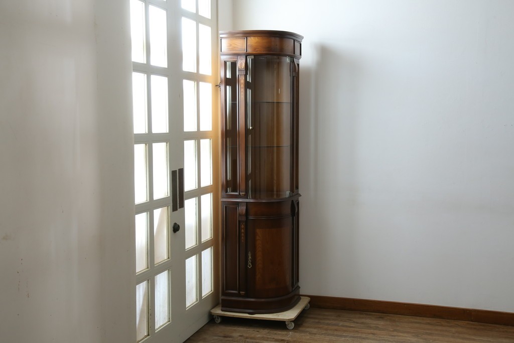 中古　美品　曲げガラス　気品あふれる繊細な象嵌入りの縦型コーナーキャビネット　定価約40万円　(R-082135)