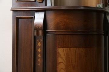 中古　美品　曲げガラス　気品あふれる繊細な象嵌入りの縦型コーナーキャビネット　定価約40万円　(R-082135)