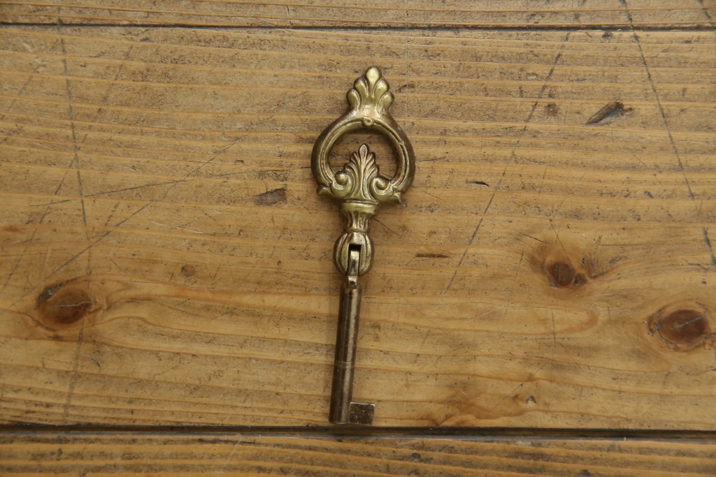 中古　美品　曲げガラス　気品あふれる繊細な象嵌入りの縦型コーナーキャビネット　定価約40万円　(R-082135)