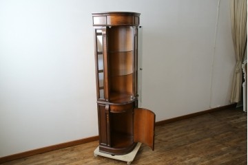 中古　美品　曲げガラス　気品あふれる繊細な象嵌入りの縦型コーナーキャビネット　定価約40万円　(R-082135)