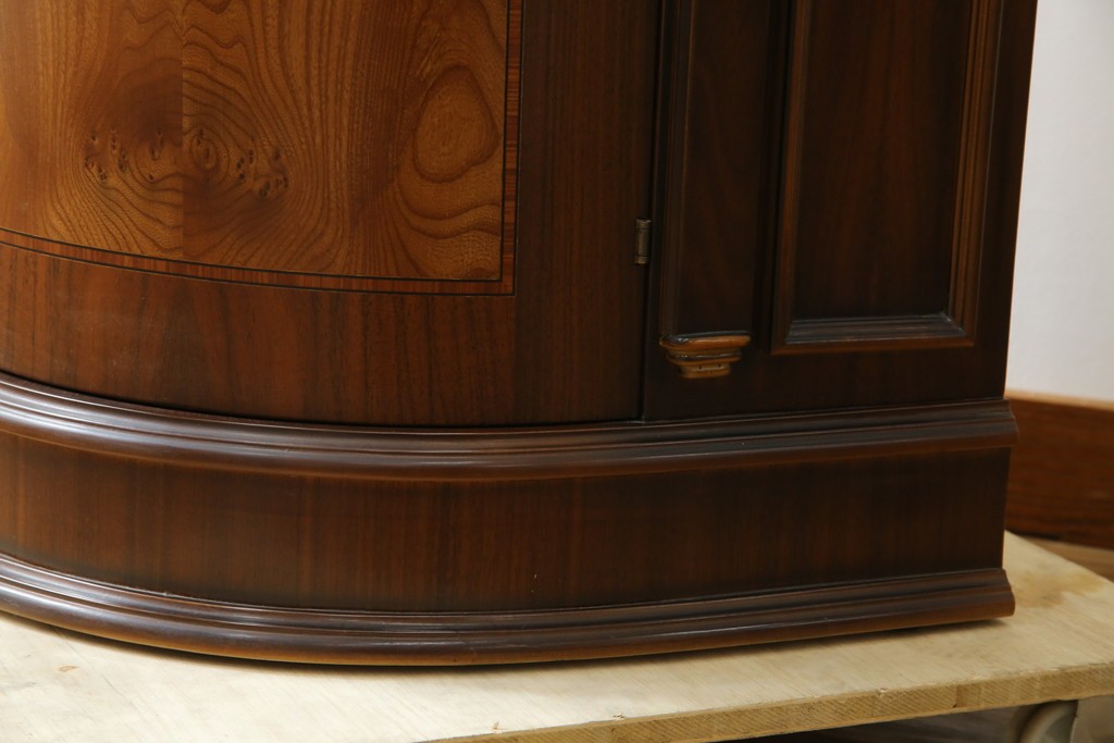 中古　美品　曲げガラス　気品あふれる繊細な象嵌入りの縦型コーナーキャビネット　定価約40万円　(R-082135)