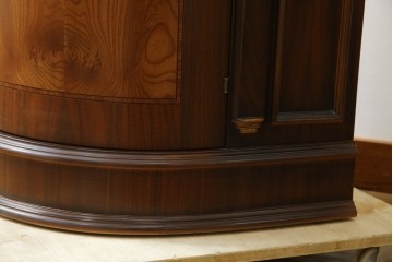 中古　美品　曲げガラス　気品あふれる繊細な象嵌入りの縦型コーナーキャビネット　定価約40万円　(R-082135)