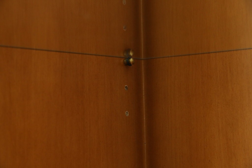 中古　美品　曲げガラス　気品あふれる繊細な象嵌入りの縦型コーナーキャビネット　定価約40万円　(R-082135)