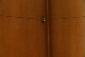 中古　美品　曲げガラス　気品あふれる繊細な象嵌入りの縦型コーナーキャビネット　定価約40万円　(R-082135)