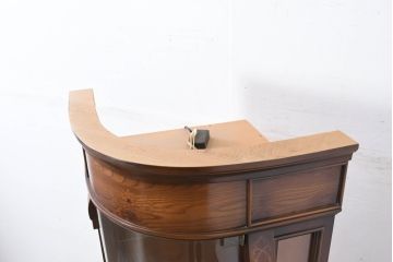 中古　美品　曲げガラス　気品あふれる繊細な象嵌入りの縦型コーナーキャビネット(曲面ガラス、Rガラス、コーナーラック、飾り棚、収納棚、戸棚、カップボード、ディスプレイケース、コレクションケース)(定価約40万円)(R-082135)