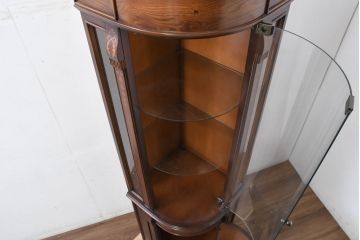 中古　美品　曲げガラス　気品あふれる繊細な象嵌入りの縦型コーナーキャビネット(曲面ガラス、Rガラス、コーナーラック、飾り棚、収納棚、戸棚、カップボード、ディスプレイケース、コレクションケース)(定価約40万円)(R-082135)