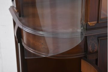 中古　美品　曲げガラス　気品あふれる繊細な象嵌入りの縦型コーナーキャビネット(曲面ガラス、Rガラス、コーナーラック、飾り棚、収納棚、戸棚、カップボード、ディスプレイケース、コレクションケース)(定価約40万円)(R-082135)