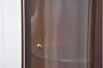 中古　美品　曲げガラス　気品あふれる繊細な象嵌入りの縦型コーナーキャビネット(曲面ガラス、Rガラス、コーナーラック、飾り棚、収納棚、戸棚、カップボード、ディスプレイケース、コレクションケース)(定価約40万円)(R-082135)
