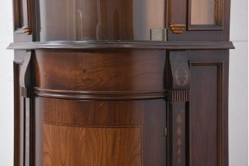中古　美品　曲げガラス　気品あふれる繊細な象嵌入りの縦型コーナーキャビネット(曲面ガラス、Rガラス、コーナーラック、飾り棚、収納棚、戸棚、カップボード、ディスプレイケース、コレクションケース)(定価約40万円)(R-082135)