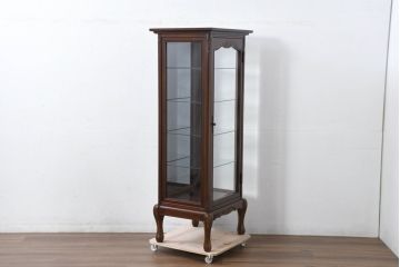 中古　美品!!　国会議事堂納品の高級家具メーカー　徳田家具　上品な彫りの意匠が魅力的な縦型キュリオケース(ガラスケース、ショーケース、飾り棚、ディスプレイ棚、キャビネット、店舗什器)(R-082136)