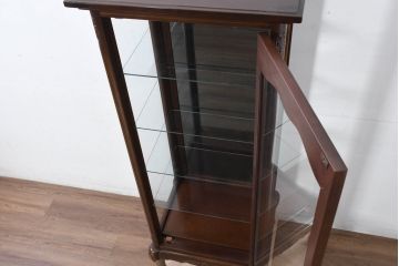 中古　美品!!　国会議事堂納品の高級家具メーカー　徳田家具　上品な彫りの意匠が魅力的な縦型キュリオケース(ガラスケース、ショーケース、飾り棚、ディスプレイ棚、キャビネット、店舗什器)(R-082136)