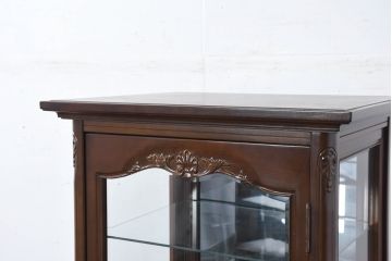 中古　美品!!　国会議事堂納品の高級家具メーカー　徳田家具　上品な彫りの意匠が魅力的な縦型キュリオケース(ガラスケース、ショーケース、飾り棚、ディスプレイ棚、キャビネット、店舗什器)(R-082136)